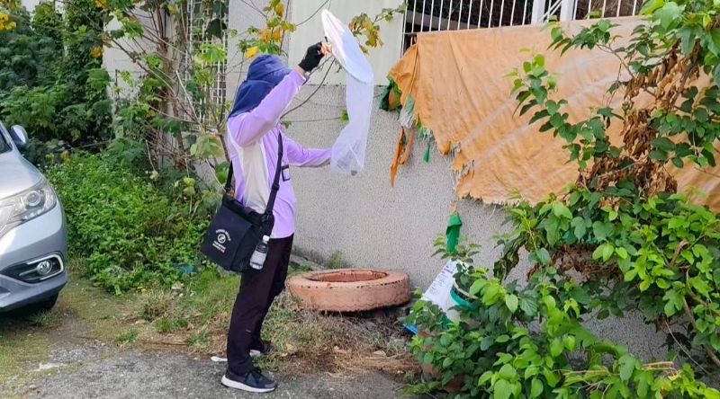 監測人員對社區環境病媒蚊巡查和防治 監測人員對社區環境病媒蚊巡查和防治